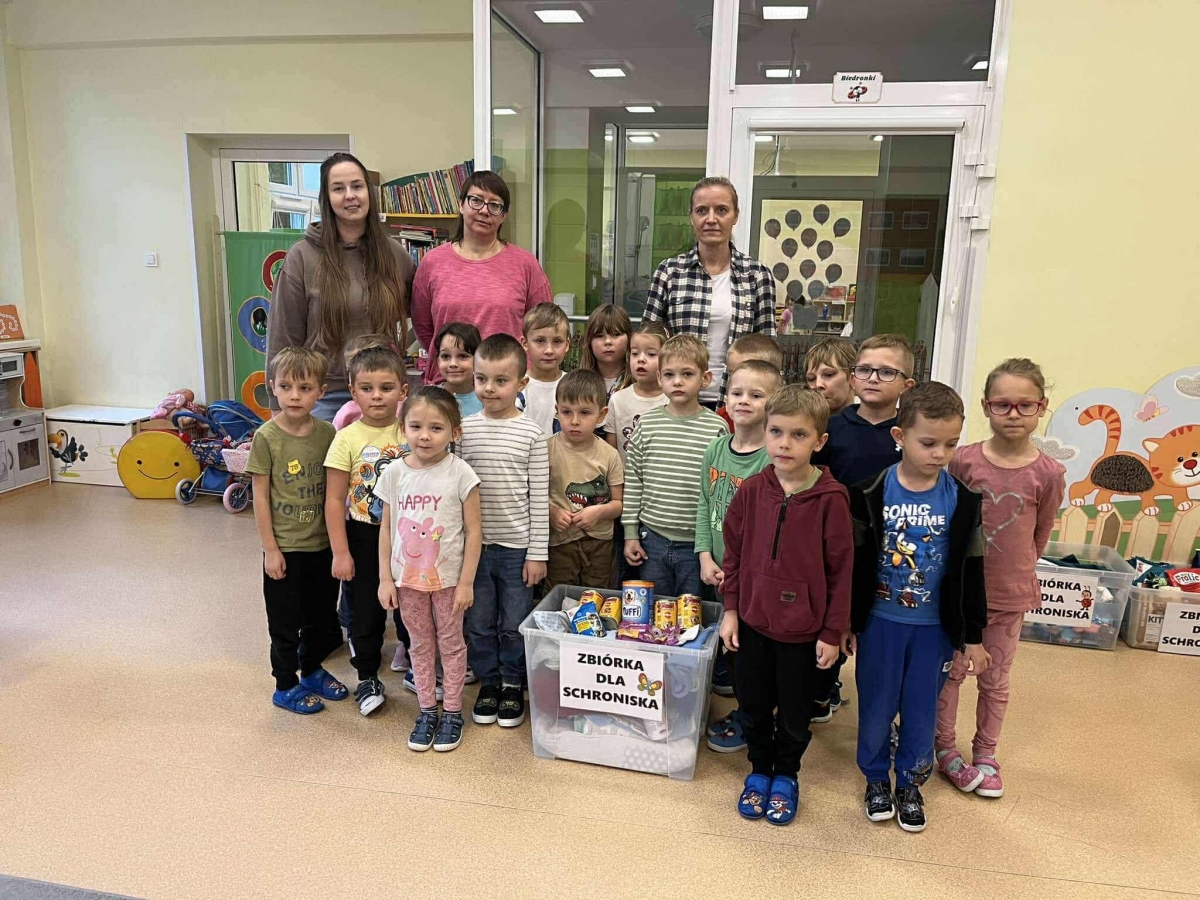 PRZEDSTAWICIELE SCHRONISKA DLA ZWIERZĄT "PRZYTULISKO" W PRZEDSZKOLU