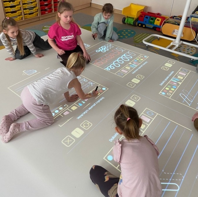 Zabawy na podłodze interaktywnej