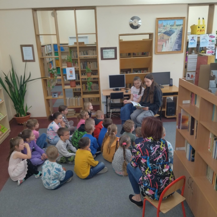 Zwiedzanie biblioteki szkolnej w SP 8